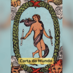 A carta O Mundo, número 21 dos Arcanos Maiores, é uma das mais positivas do Tarot. Representando a conclusão de um ciclo, a realização plena e o equilíbrio, ela traz uma mensagem de sucesso e integração.