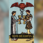 A princípio, o Dois de Copas é uma das cartas mais significativas no Tarot quando se trata de relações, especialmente em questões de amor e parceria. Ele simboliza a união harmoniosa e o fortalecimento dos laços entre duas pessoas.