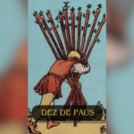 O Dez de Paus é uma carta que representa sobrecarga, responsabilidade e desafios. Ela simboliza aquele momento em que sentimos que estamos carregando mais do que conseguimos suportar. Vamos entender seu significado em diferentes áreas da vida.