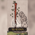 Descubra o significado do Ás de Paus no Tarot e como essa carta pode impactar sua vida no amor, trabalho e saúde. Explore a energia da ação e do novo começo.