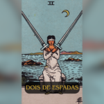 O Dois de Espadas é uma das cartas mais intrigantes do Tarot, representando dúvida, indecisão e a necessidade de equilibrar razão e emoção. Neste artigo, vamos explorar o significado profundo dessa carta em diferentes contextos, suas interpretações no amor, no trabalho e na espiritualidade, além de dicas para lidar com a energia que ela traz.