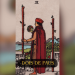 Descubra o significado do Dois de Paus no Tarot e como essa carta pode influenciar suas decisões no amor, trabalho e saúde. Explore o momento de reflexão e planejamento para o futuro.