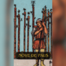 O Nove de Paus é uma carta que simboliza resistência, superação e proteção. Ela representa momentos em que, mesmo diante dos desafios, você precisa manter-se firme e perseverante. Vamos explorar em detalhes os diferentes significados dessa carta.