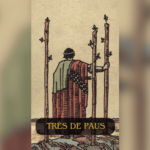 O Três de Paus é uma carta do Tarot que simboliza expansão, planejamento e exploração de novas oportunidades. Representa um momento de visão ampla e confiança para seguir adiante com planos e projetos.