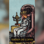 A Rainha de Copas é uma das cartas mais poderosas e profundas do Tarô, representando a natureza intuitiva, emocional e protetora da mulher sábia. Ela é uma figura maternal, cuidadosa, e repleta de empatia, mostrando a capacidade de equilibrar sentimentos, sabedoria e sensibilidade. A Rainha de Copas traz à tona a energia do amor incondicional, da cura emocional e da conexão profunda com o próprio coração.