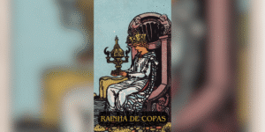 A Rainha de Copas é uma das cartas mais poderosas e profundas do Tarô, representando a natureza intuitiva, emocional e protetora da mulher sábia. Ela é uma figura maternal, cuidadosa, e repleta de empatia, mostrando a capacidade de equilibrar sentimentos, sabedoria e sensibilidade. A Rainha de Copas traz à tona a energia do amor incondicional, da cura emocional e da conexão profunda com o próprio coração.
