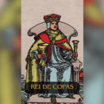 O Rei de Copas é uma das cartas mais poderosas do Tarô, simbolizando a harmonia entre a razão e a emoção. Ele é o arquétipo do líder emocionalmente equilibrado, maduro e compassivo, que compreende suas próprias emoções e usa essa sabedoria para ajudar os outros. O Rei de Copas é uma carta de autoridade emocional, trazendo uma energia de liderança, cura e profunda compreensão dos sentimentos.