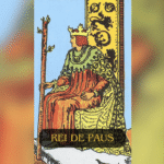 O Rei de Paus é uma das cartas mais poderosas e inspiradoras do baralho de Tarot. Ele representa liderança, visão, coragem e uma paixão ardente por aquilo que se acredita. Quando aparece em uma tiragem, o Rei de Paus pede ação com confiança e sabedoria, revelando alguém que não tem medo de seguir seus ideais.