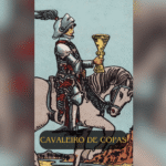 O Cavaleiro de Copas é uma das cartas mais fascinantes do Tarô, possuindo um simbolismo profundo e um impacto significativo nas leituras. Representando uma figura de movimento, emoção e compromisso, essa carta está relacionada com os aspectos do amor, da criatividade e da busca por ideais elevados. Neste artigo, exploraremos o significado do Cavaleiro de Copas no Tarô, suas interpretações no contexto de vida amorosa, espiritualidade e carreira, além de fornecer dicas para interpretar essa carta com profundidade.