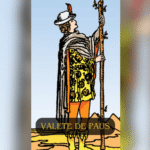 O Valete de Paus no Tarot é símbolo de entusiasmo, paixão e novos começos. É aquela faísca que acende o fogo da ação e traz mensagens importantes do universo. Quando essa carta aparece, é como se o tarot dissesse: “Vai, se joga com coragem!”