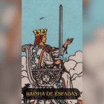 A Rainha de Espadas é uma das figuras mais fortes, inteligentes e estrategistas do Tarot. Ela representa clareza mental, assertividade, comunicação afiada e a sabedoria que nasce da dor superada.