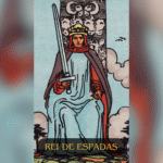 O Rei de Espadas é uma das figuras mais racionais, justas e estrategistas do Tarot. Ele representa o poder do pensamento lógico, da tomada de decisão fria e da liderança baseada na verdade e no conhecimento.