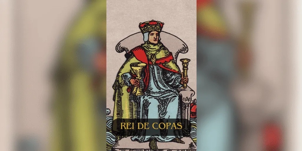 O Rei de Copas é uma das cartas mais poderosas do Tarô, simbolizando a harmonia entre a razão e a emoção. Ele é o arquétipo do líder emocionalmente equilibrado, maduro e compassivo, que compreende suas próprias emoções e usa essa sabedoria para ajudar os outros. O Rei de Copas é uma carta de autoridade emocional, trazendo uma energia de liderança, cura e profunda compreensão dos sentimentos.